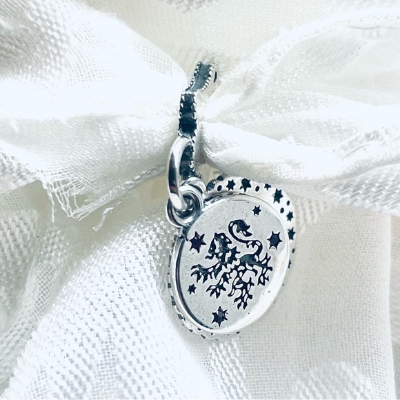 🦁 NWOT Gryffindor Charm – Harry Potter ✨ - Picture 2 of 9
